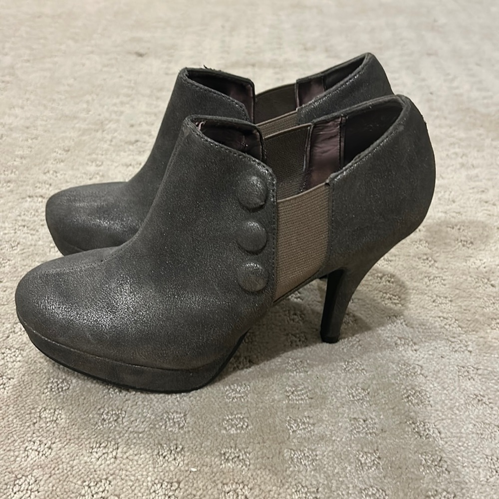 Silver booties. Perfect for holiday parties. Size 8. Unlisted.
